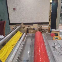 به تعدادی شاگرد جهت آموزش کاغذ دیواری