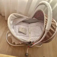 گهواره و تخت کنار مادر