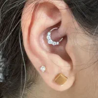 انجام خدمات پیرسینگ و آموزش پیرسینگ توسط پیراپزشک