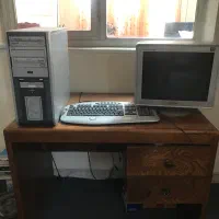 کامپیوتر (رایانه)قدیمی به همراه میز‌ کاملا سالم