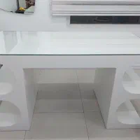 میز چوبی رو شیشه
