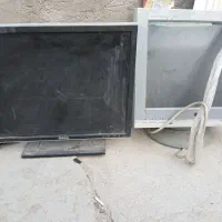 دو عدد مانیتور کامپیوتر با میز