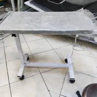 میز کنار تخت بیمار