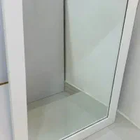 آینه قدی دورتادورسیم کشی شده واینه مستطیلی.