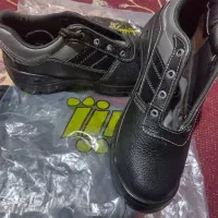 فروش دو دست لباس کارویک جفت  کفش ایمنی