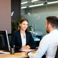 خانم با انرژی برای فروش خودرو