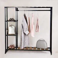 مقداری لباس زنانه دست‌ دوم در حد نو