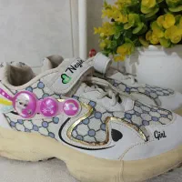 کفش  ورزشی سفید‌و صورتی