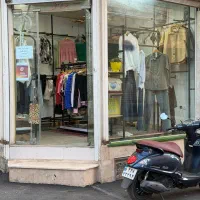 فروشنده خانم در  لباس  فروشی