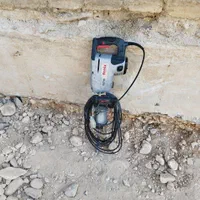 تخریب کاری.ساختمان. با دریل برقی