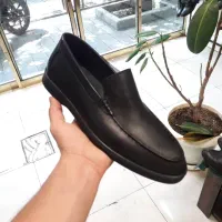 استخدام آقا برای کفش فروشی