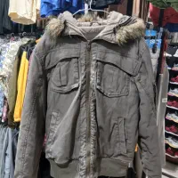 کت لی (جین)، استوک و تاناکورا|لباس|شیراز, جانبازان|دیوار