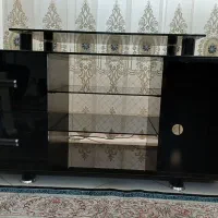 میز تلویزیون شیشه‌ای