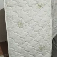تخت دونفره و تخت کودک و دوتا تشک.