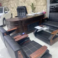 دفتردار و منشی خانم برای کار در نمایشگاه