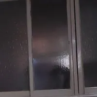 اسکان رایگان به یک خانوم همراه در خانه خانوم هست.