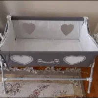 ننو کنار تخت مادر