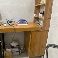 میز و‌ صندلی مخصوص کاشت ناخن و‌ارایشگاه