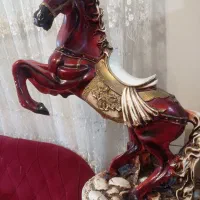 اسب به همراه پایه