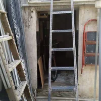 نردبان ۲/۵ متری  سبک فلزی پله پهن دوطرفه