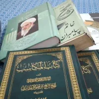 تعدادی کتاب مذهبی به فروش می رسد