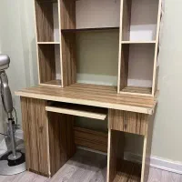 میز تحریر و کامپیوتر