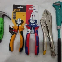 تعدادی وسیله تعمیرات حمام