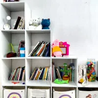 کتابخانه و جای اسباب بازی و وسایل بسیار شیک و تمیز