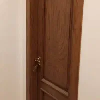 درب چوبی و پله گرد