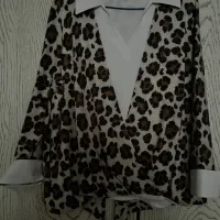 شومیز کرپ سفید با پارچه پلنگی کشی پرزدار