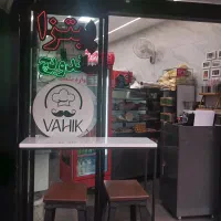 اشپز حرفه ای مسلط به فر پیتزا