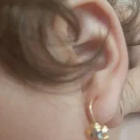 یک لنگ گوشواره بچگانه طلا گم شده