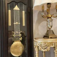 ساعت ایستاده کنار سالنی