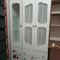 تخت و کمد و پاتختی اتاق نوجوان