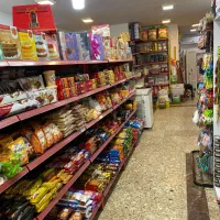 نیروی کار خانم یا اقا در سوپر مارکت