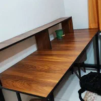 میز مطالعه و کامپیوتر