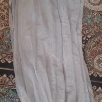 پرده توری طوسی و یک پرده پزیرای بزرگ