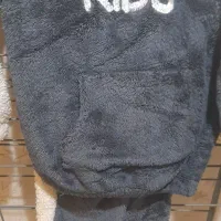 تعدادی لباس گرم وکفش  دخترانه با تعدادی عروسک