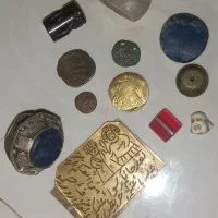 تبرزین‌کشکول و سکه ومهره همگی آنتیک