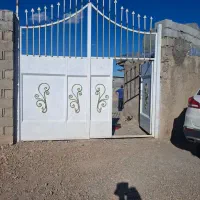 نگهبان و کارگر باغ