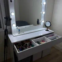 میز آرایش چراغدار