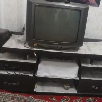 یک میز تلویزیون وتلویزیون با همراه دیجیتال