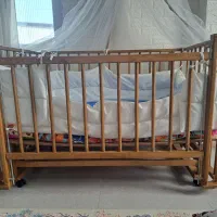 تخت کنار مادر