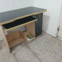 میز تحریر و کامپیوتر