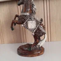 پنج عدد مجسمه