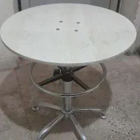 2 عدد صندلی اداری و یک عدد میز گرد