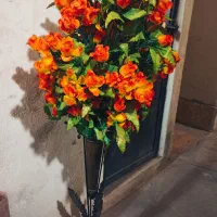گل  مصنوعی و گلدان