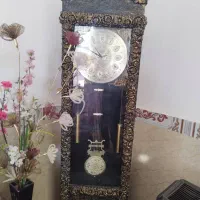 ساعت ایستاده و گلدان