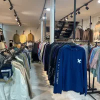 فروشنده خانم و اقا پوشاک