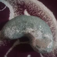 یک سنکه سبزرنگ اگر کسی میداند جنسش چیه